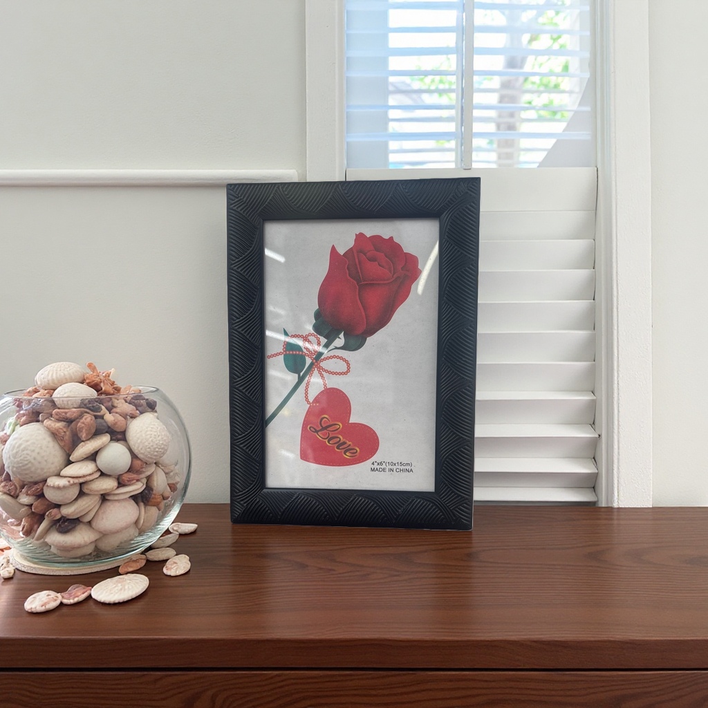 Black photo frame, red rose, heart-shaped label, decorative painting, living room and bedroom hanging picture, photo frame details Picture