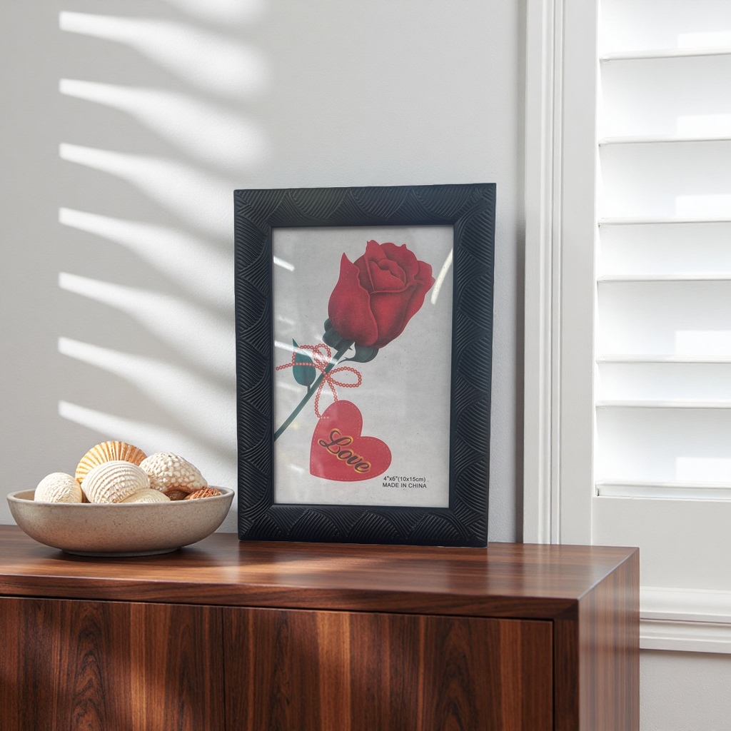 Black photo frame, red rose, heart-shaped label, decorative painting, living room and bedroom hanging picture, photo frame Application Scenario