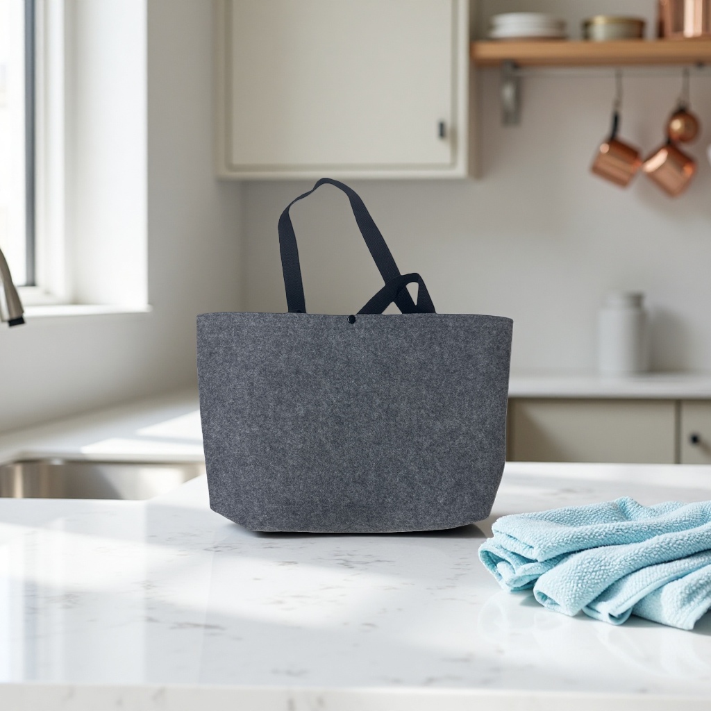 This grey fabric handbag is a fashionable, simple and versatile single-shoulder bag for commuting ladies