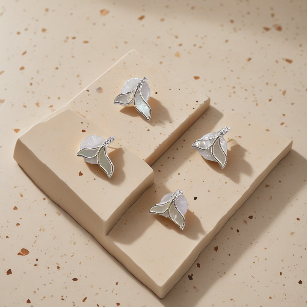 The silver leaf-shaped ear studs are fashionable and simple earrings that are light luxury and versatile Application Scenario