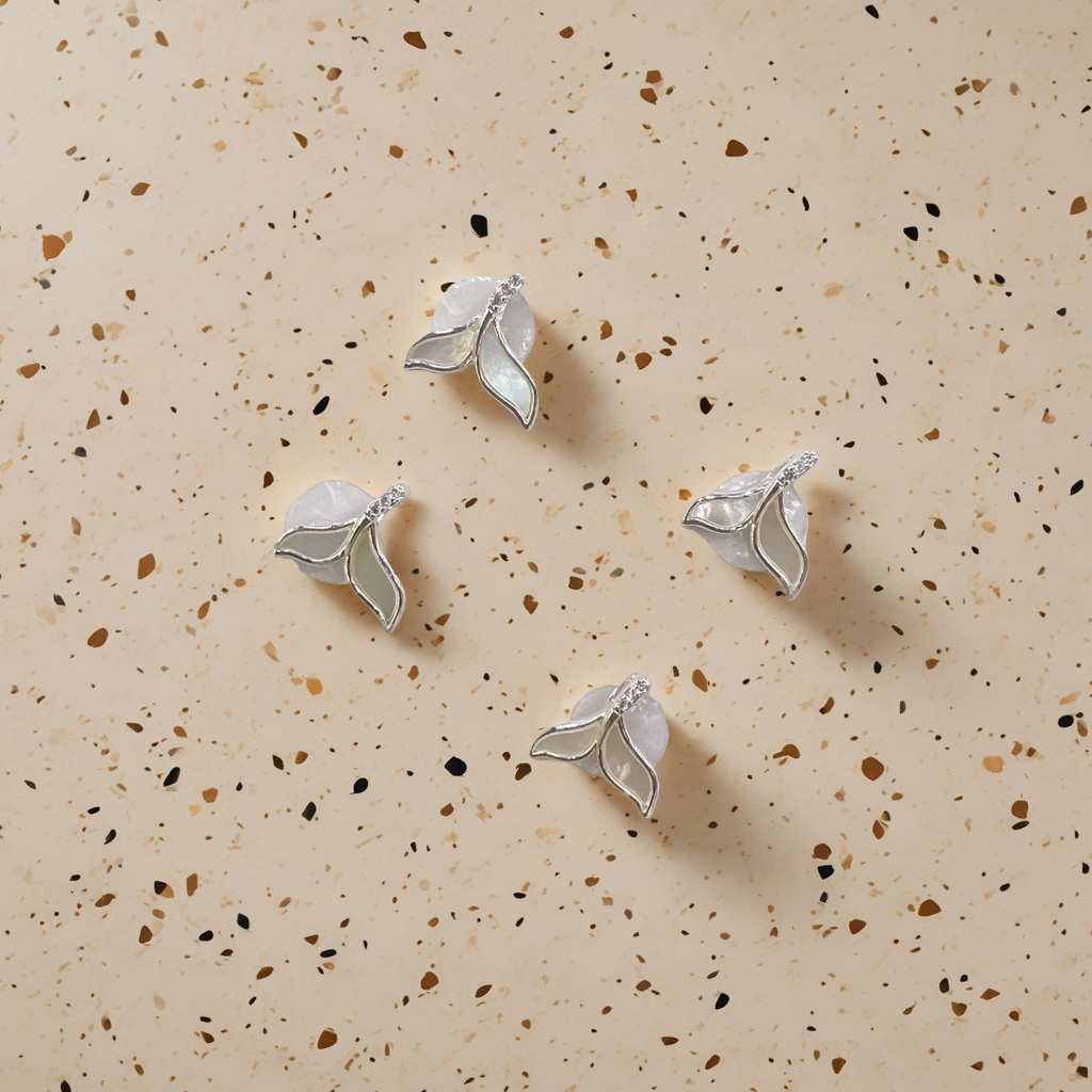 The silver leaf-shaped ear studs are fashionable and simple earrings that are light luxury and versatile