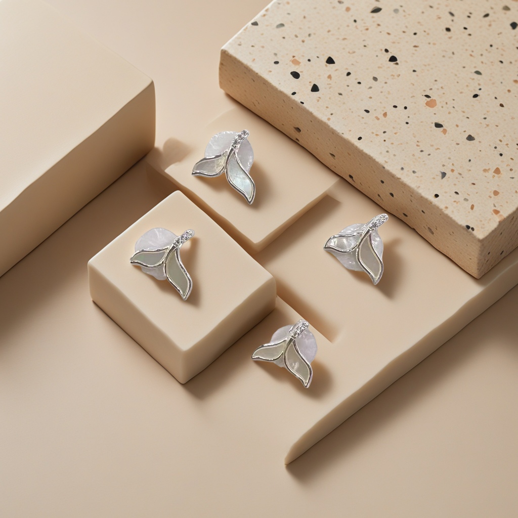 The silver leaf-shaped ear studs are fashionable and simple earrings that are light luxury and versatile details Picture