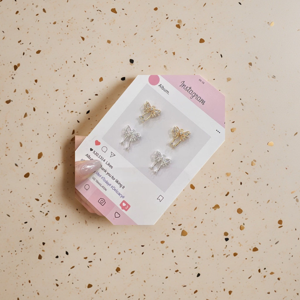 Butterfly-shaped stud earrings are fashionable and simple. Gold-plated anti-allergy stud earrings
