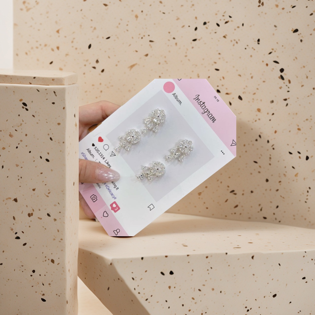 A pair of fashionable and simple earrings and light luxury alloy stud earrings for women