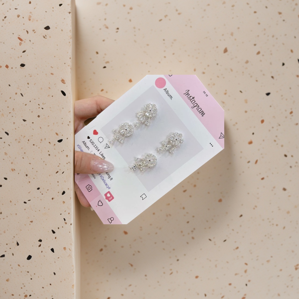 A pair of fashionable and simple earrings and light luxury alloy stud earrings for women