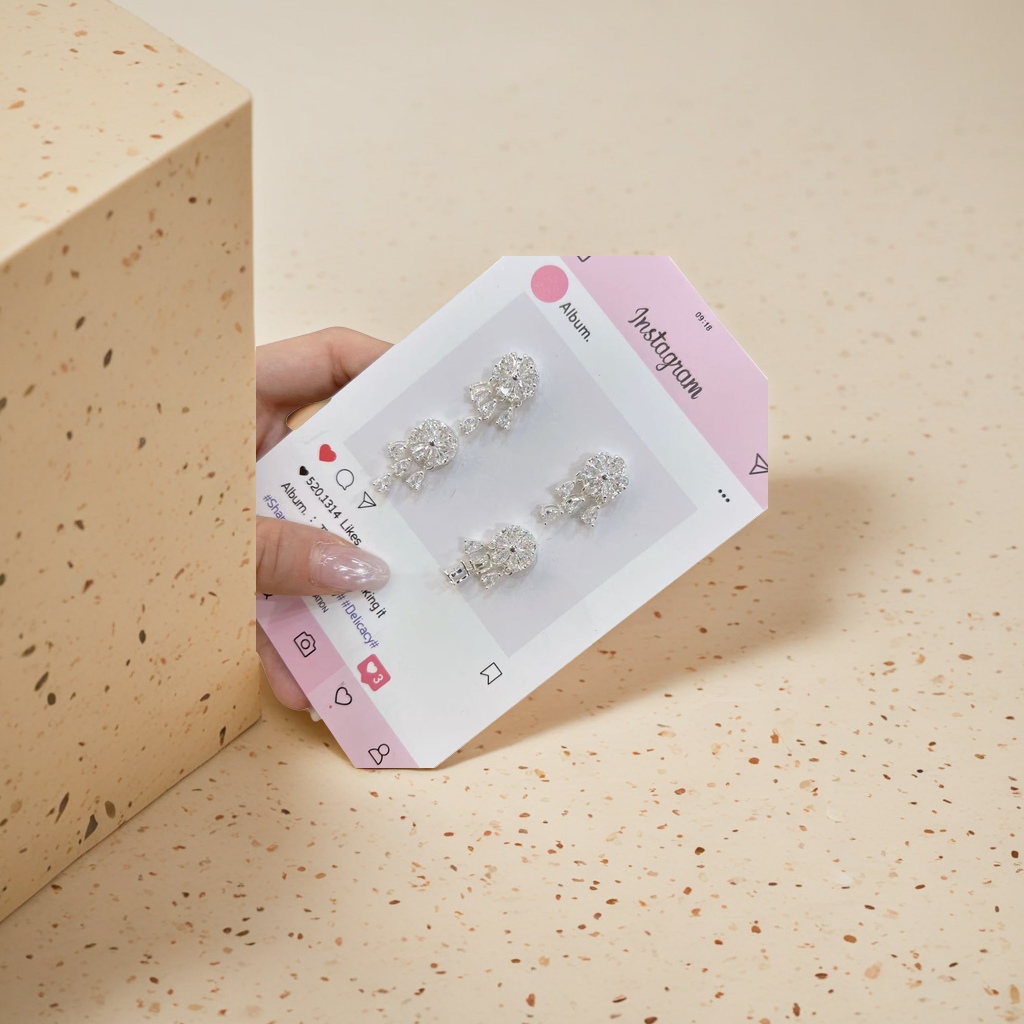 A pair of fashionable and simple earrings and light luxury alloy stud earrings for women