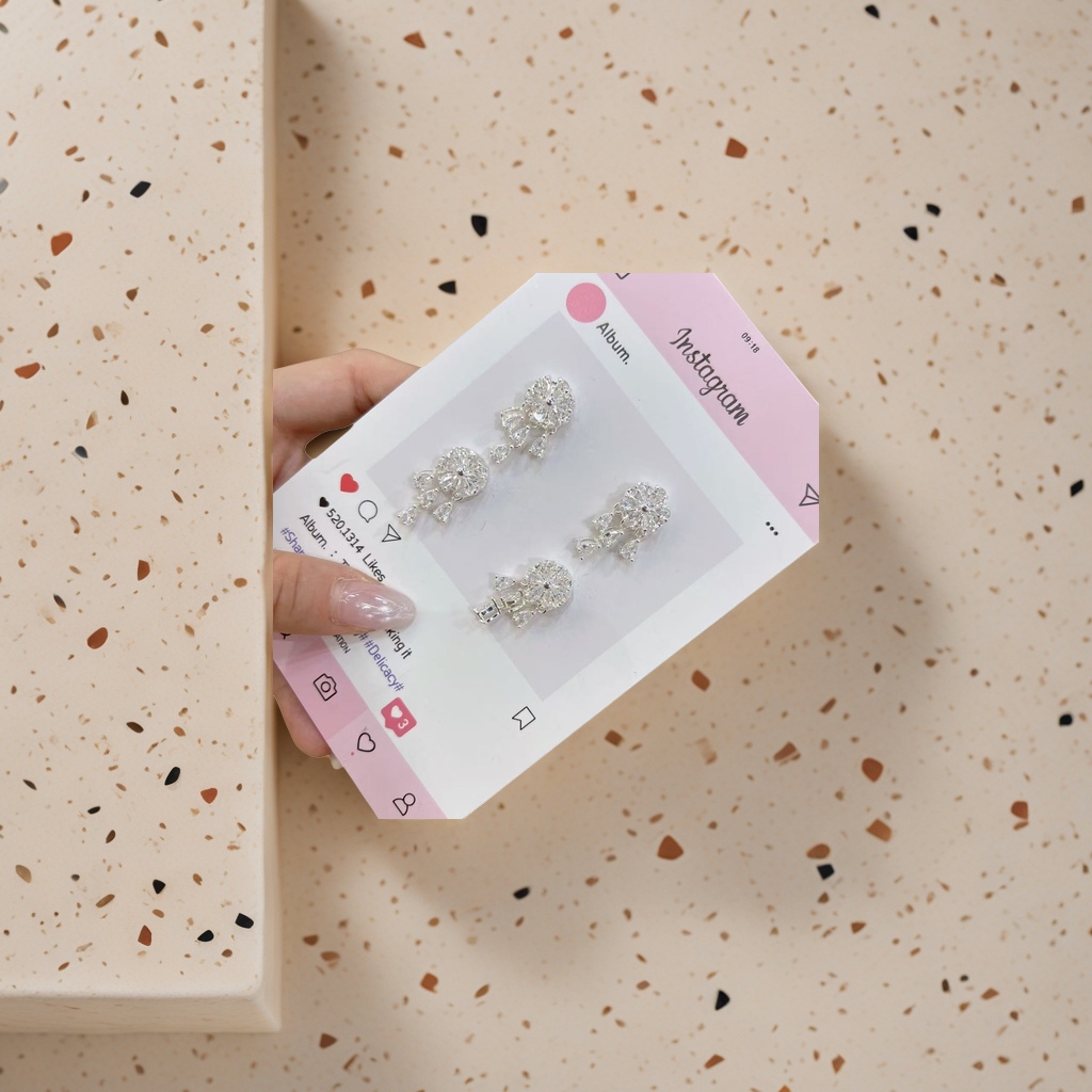 A pair of fashionable and simple earrings and light luxury alloy stud earrings for women