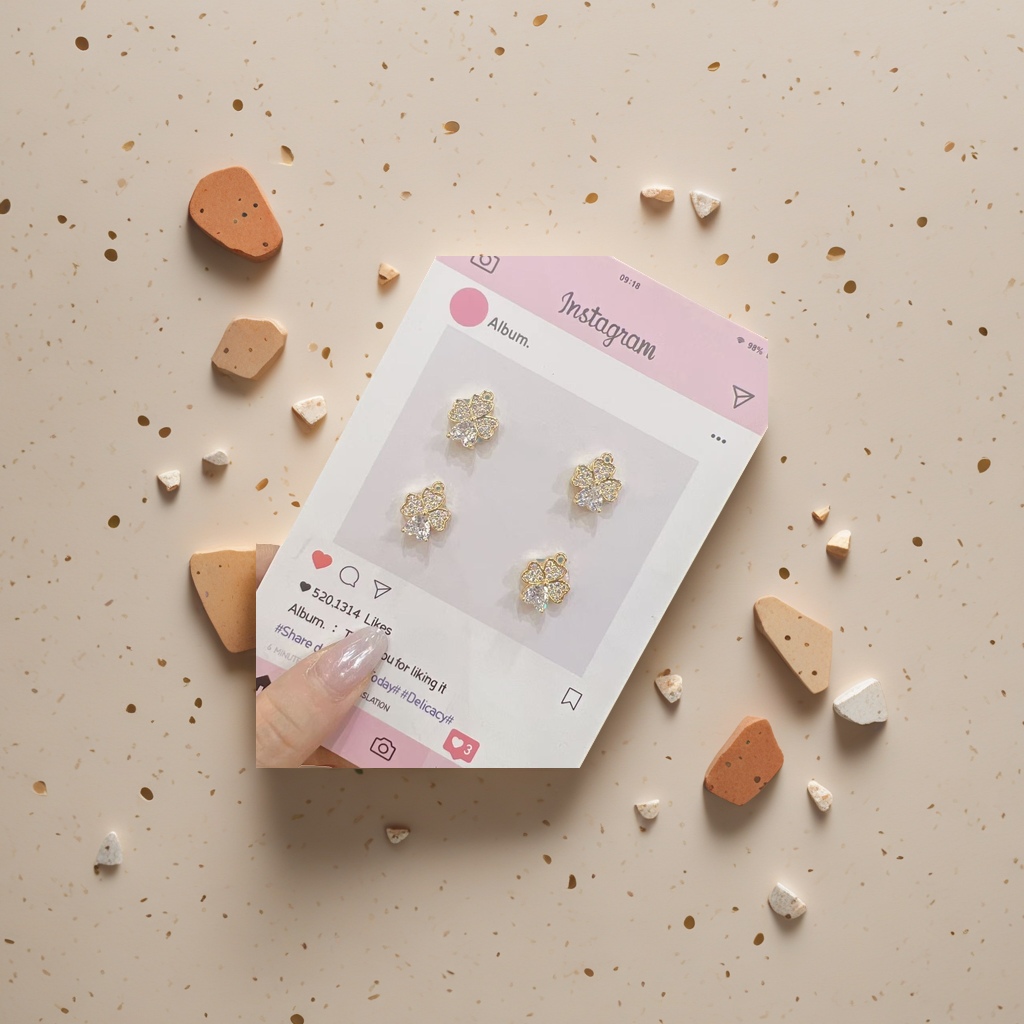 Four-leaf clover-shaped earrings are fashionable, simple and versatile earrings details Picture