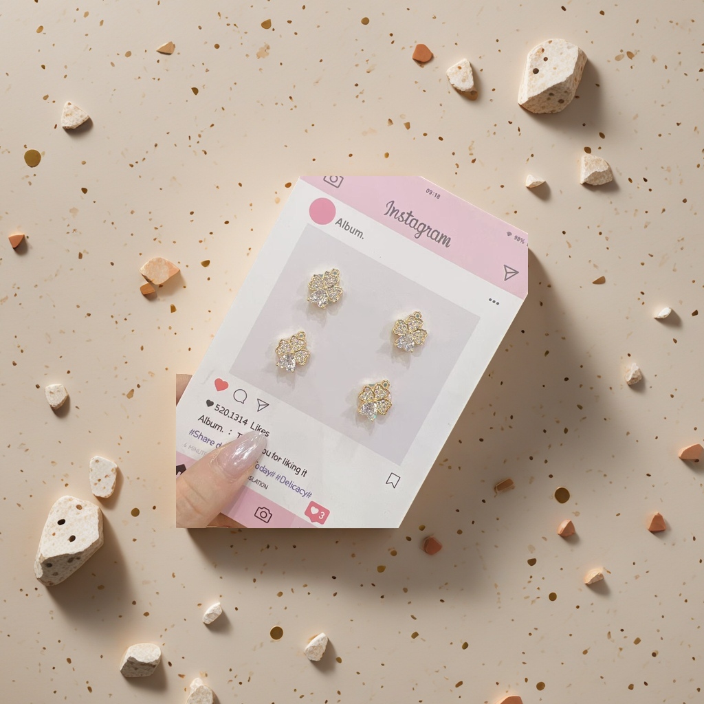 Four-leaf clover-shaped earrings are fashionable, simple and versatile earrings