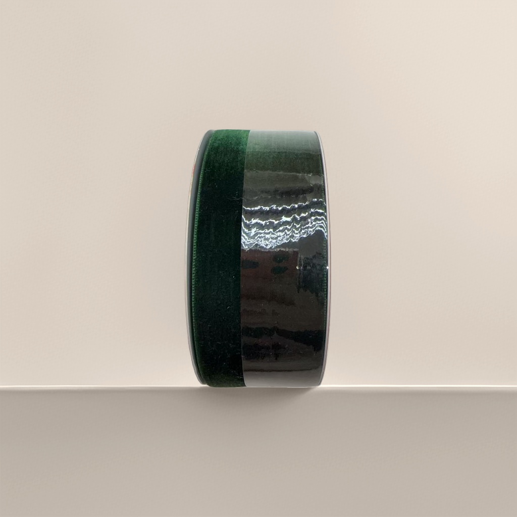 The green velvet gift box is packaged with a ribbon bow decoration and is 1.5 centimeters wide