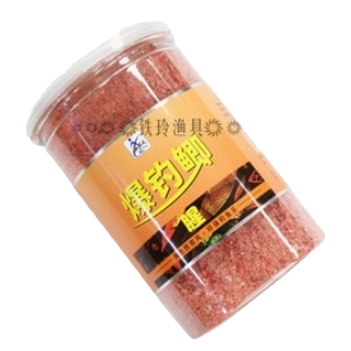 红色颗粒状饵料+罐装鱼饵白底实物图