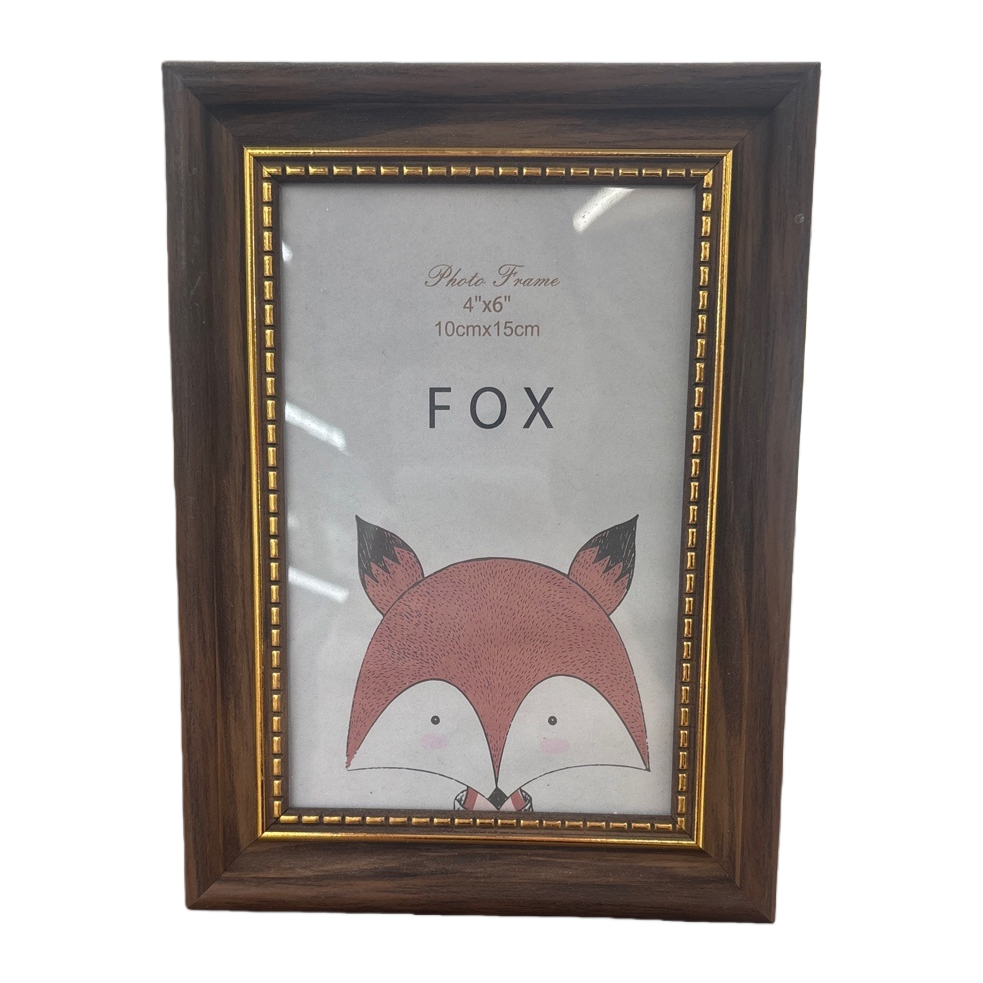 An 8-inch simple Nordic-style wooden photo frame with fox pattern for living room and bedroom decoration Item Picture