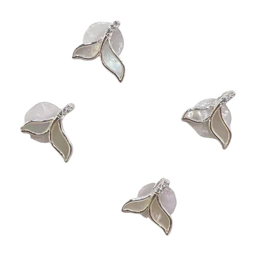 The silver leaf-shaped ear studs are fashionable and simple earrings that are light luxury and versatile Item Picture