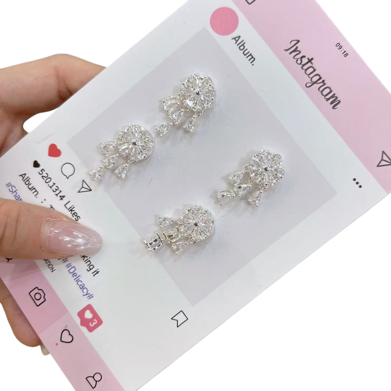 A pair of fashionable and simple earrings and light luxury alloy stud earrings for women