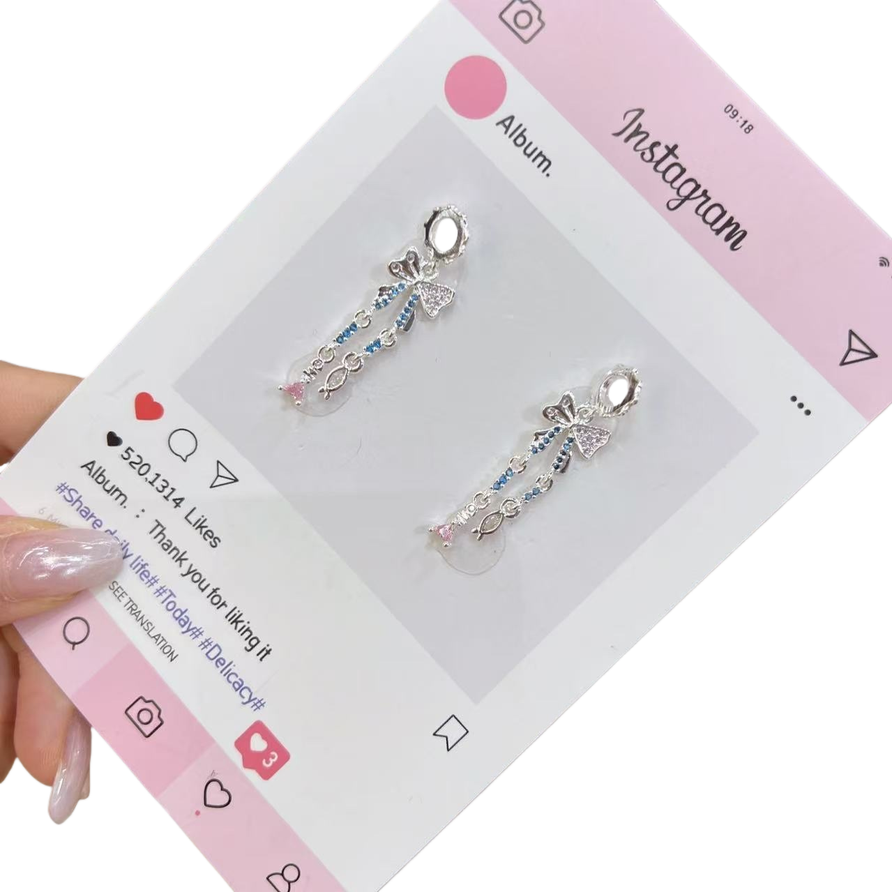A pair of exquisite earrings with a fashionable and light luxury design Item Picture
