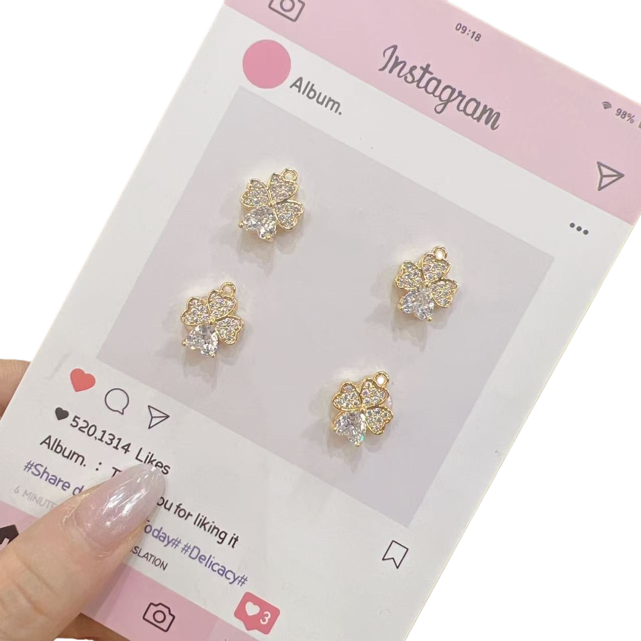 Four-leaf clover-shaped earrings are fashionable, simple and versatile earrings Item Picture