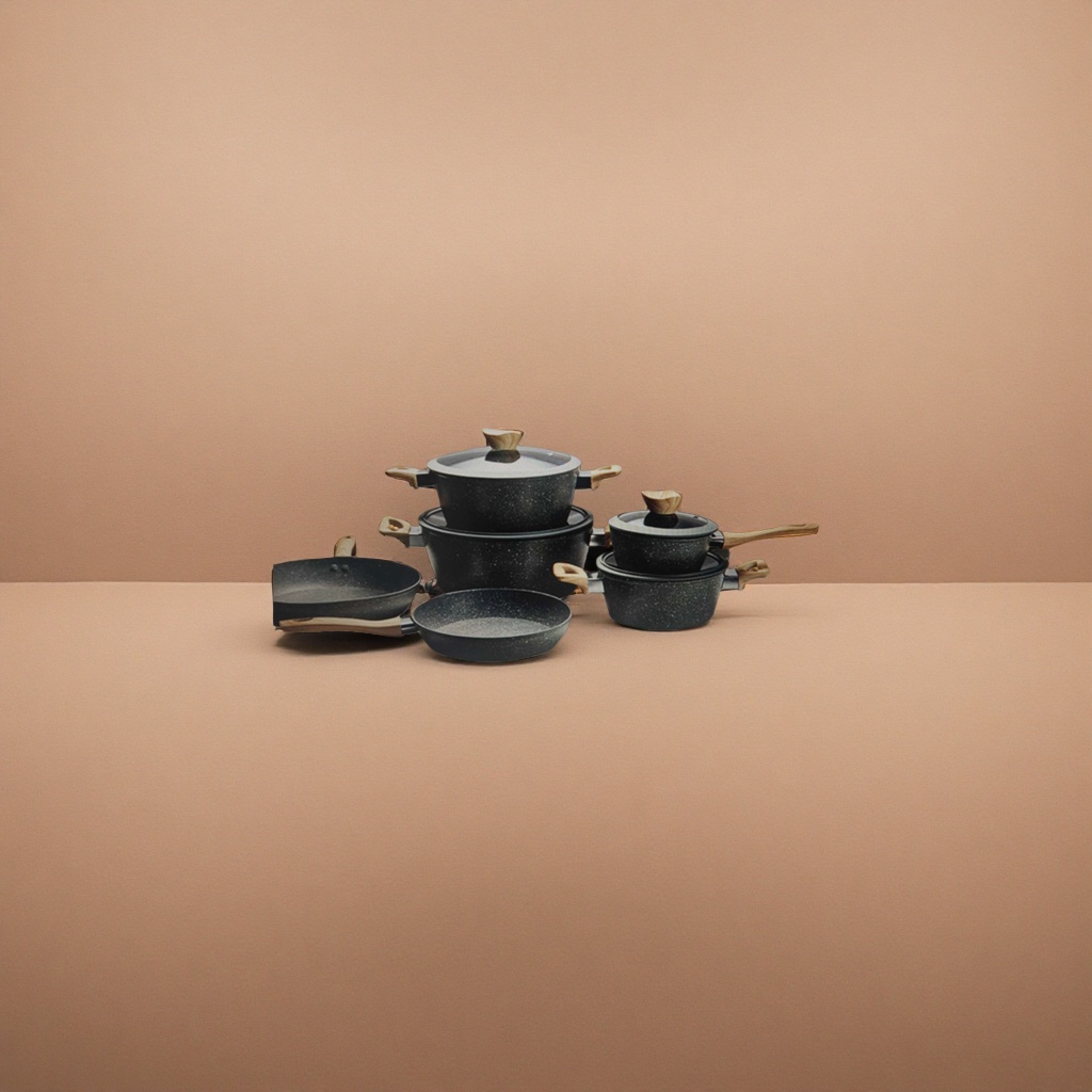Black non-stick pan set: 30cm wok +24cm frying pan +18cm milk pan three-piece set Application Scenario