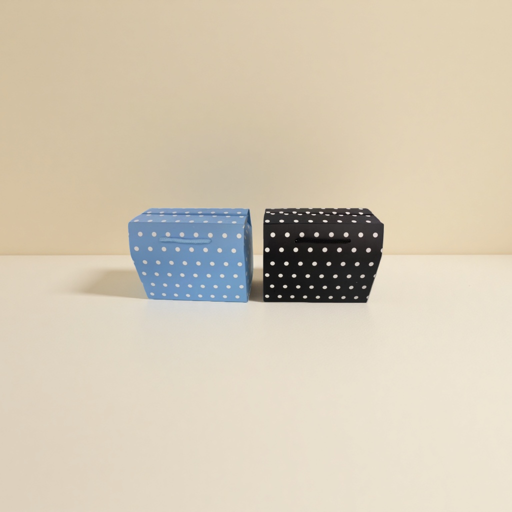 Blue polka dot and black polka dot two-color gift bag, fashionable hand-held packaging bag Application Scenario