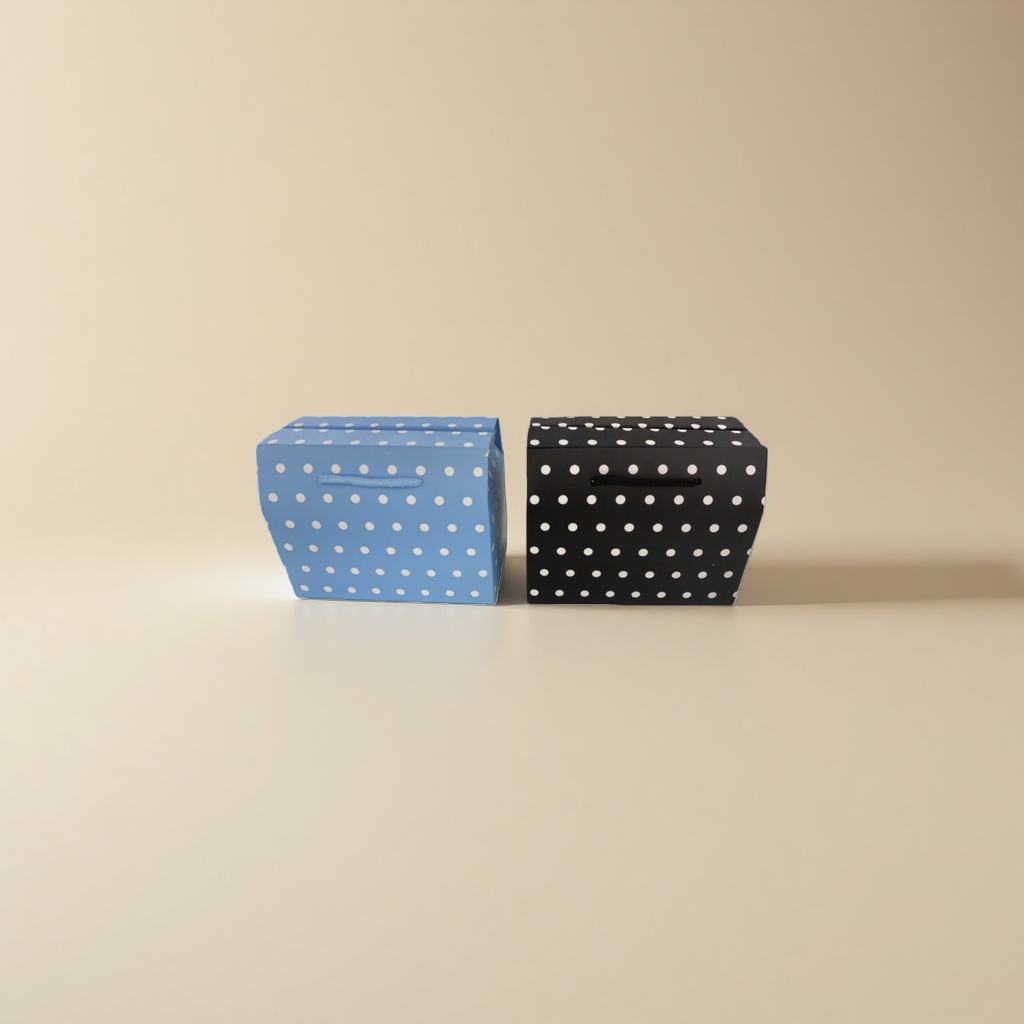 Blue polka dot and black polka dot two-color gift bag, fashionable hand-held packaging bag details Picture