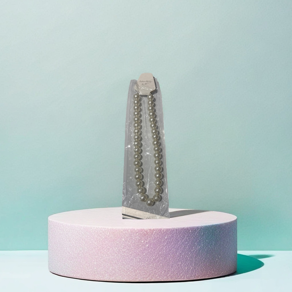 Natural pearl necklaces are elegant and versatile for women, while collarbone chains are fashionable and exquisite accessories Application Scenario