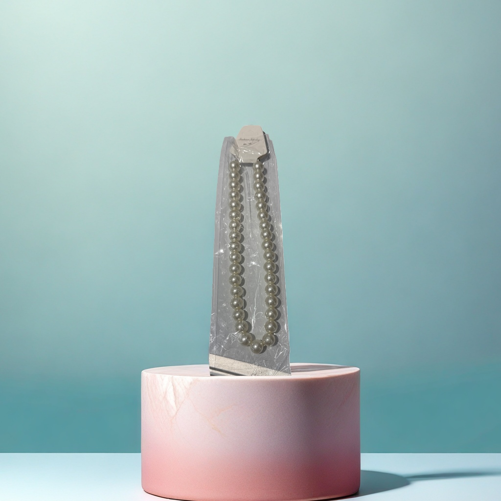 Natural pearl necklaces are elegant and versatile for women, while collarbone chains are fashionable and exquisite accessories details Picture