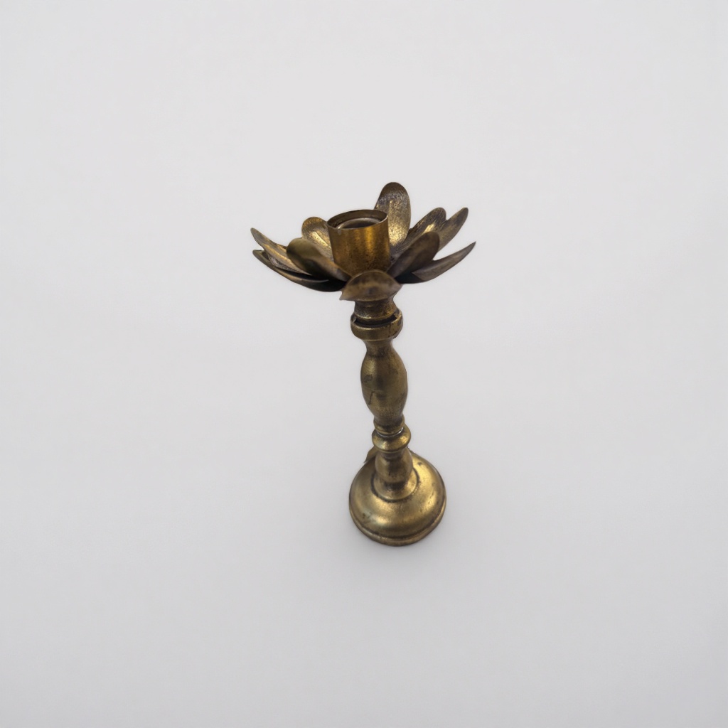 Golden flower-shaped candlestick metal retro decorative item, home scented candle holder details Picture