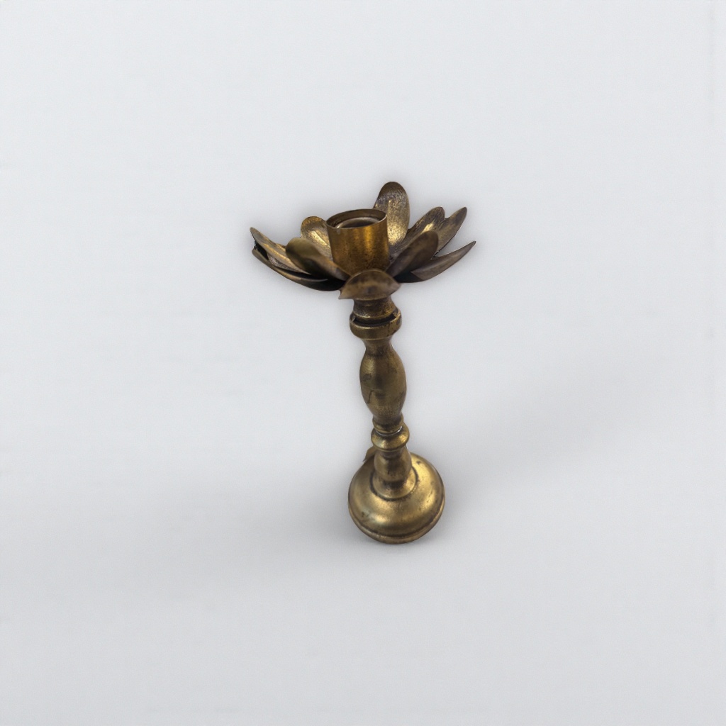 Golden flower-shaped candlestick metal retro decorative item, home scented candle holder
