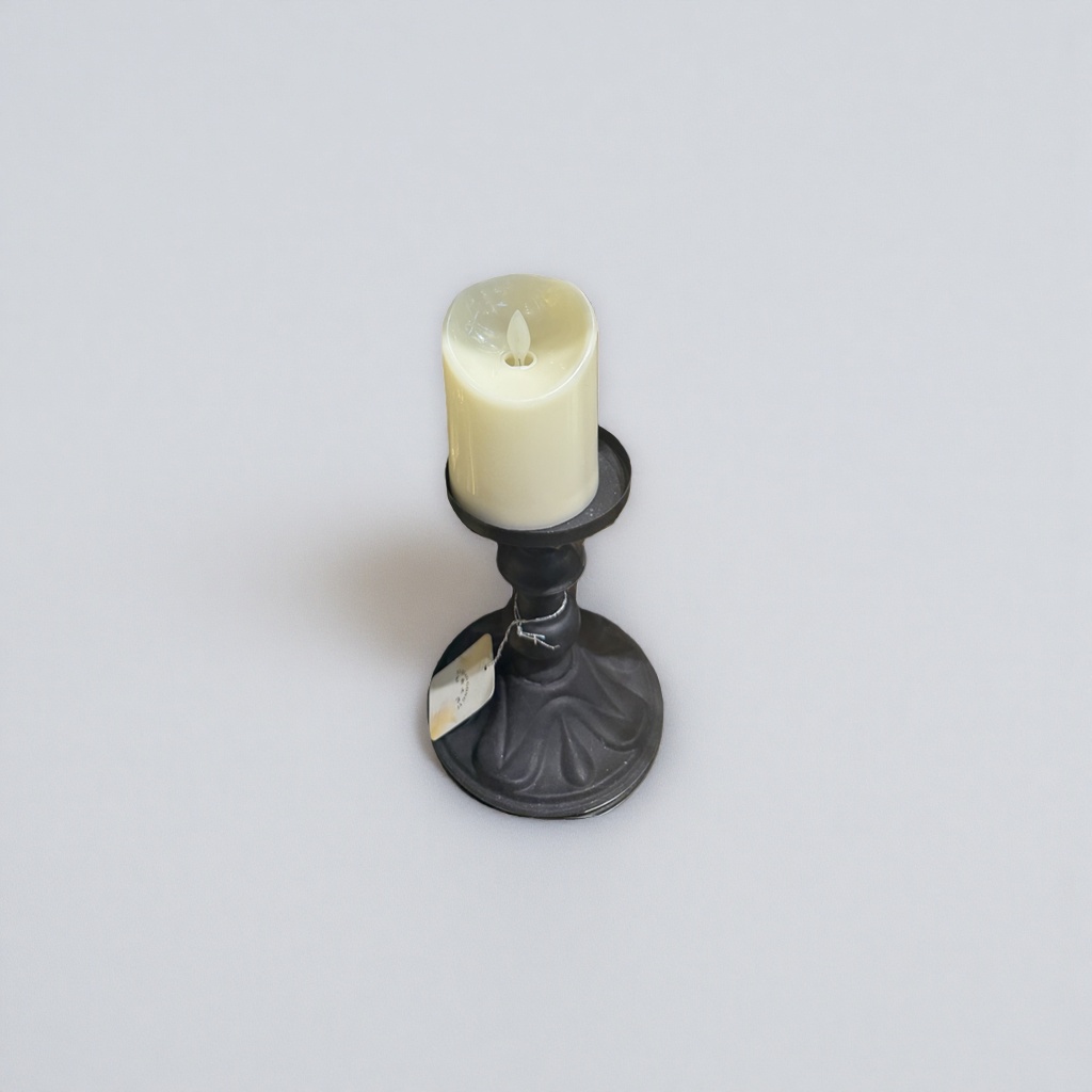The golden leaf-decorated candlestick, a retro metal candlestick, is a home decoration that can be used on both the floor and the table details Picture