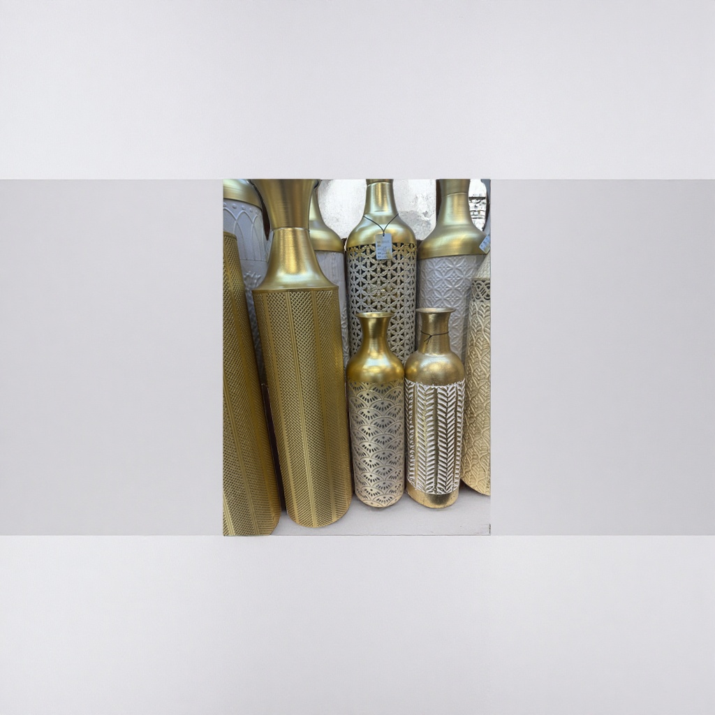 The main body of the golden decorative vase is a Nordic-style ceramic vase for the living room details Picture