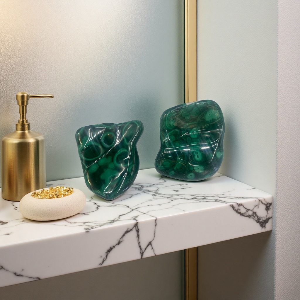 Polished from natural malachite, it features bright colors and clear patterns. It is a relatively rare gemstone and is worth collecting Application Scenario