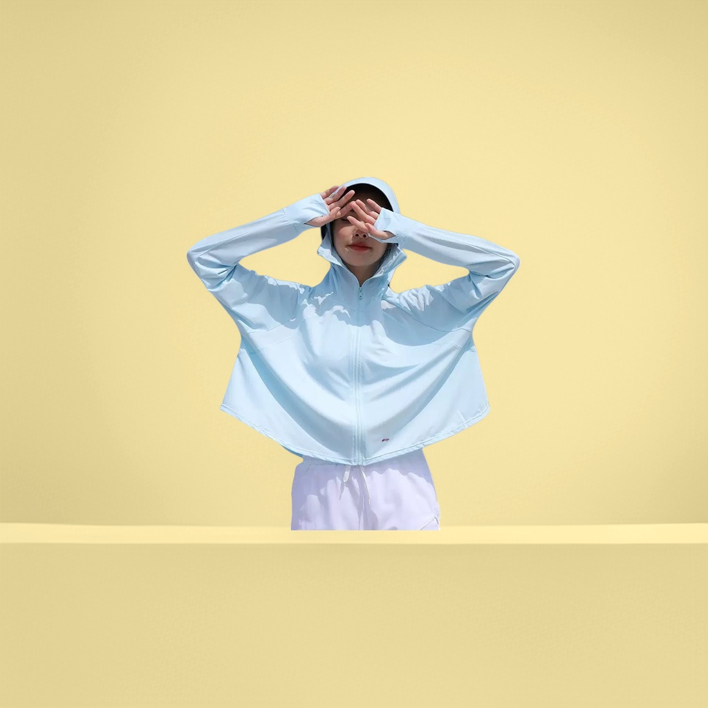 The light blue sun-protective jacket with figure prints is light, breathable and suitable for both men and women