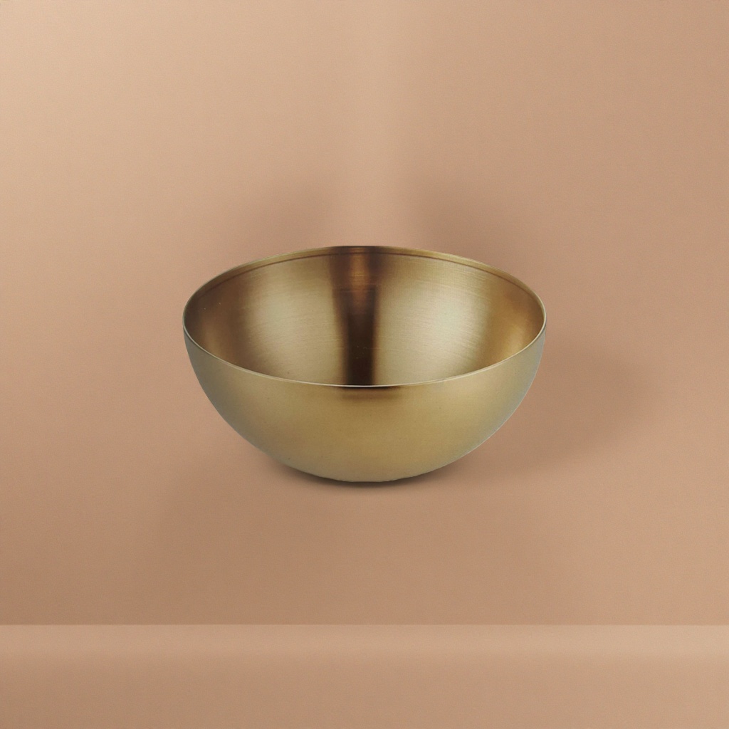 The golden ceramic bowl is a large-capacity household soup bowl and a table serving rice bowl. It is fired at high temperature and has a bright and lustrous appearance
