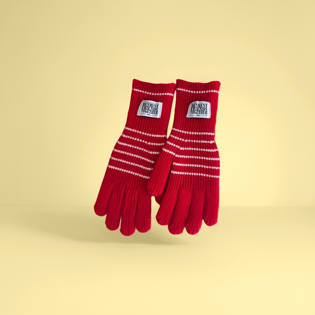 Red knitted gloves are warm and anti-slip for women in autumn and winter details Picture