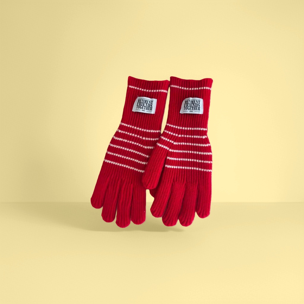 Red knitted gloves are warm and anti-slip for women in autumn and winter
