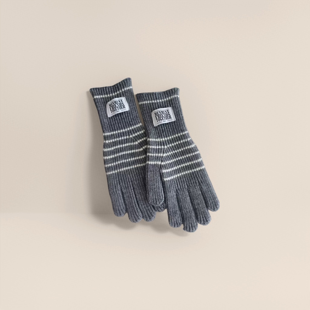 Red knitted gloves are warm and anti-slip for women in autumn and winter Application Scenario