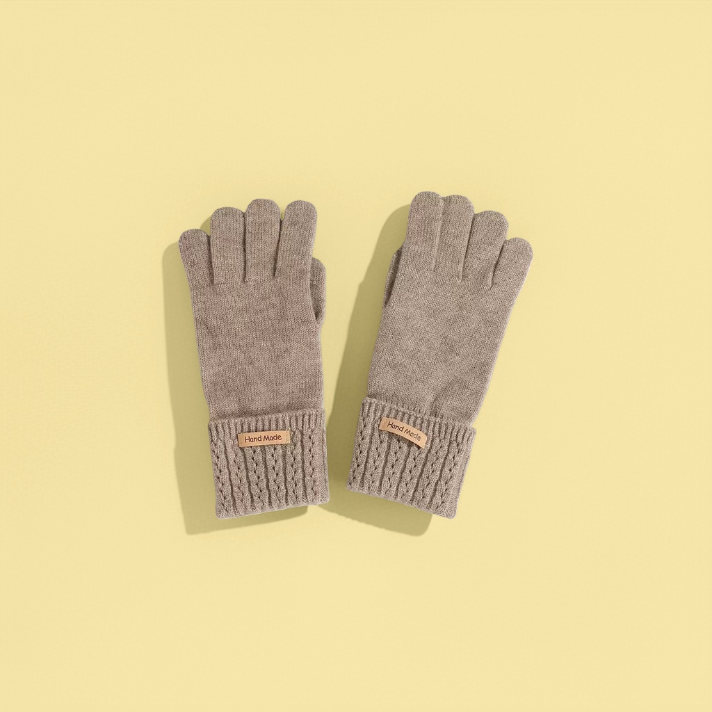 Knitted gloves are warm, anti-slip and thin for ladies' hands in autumn and winter details Picture
