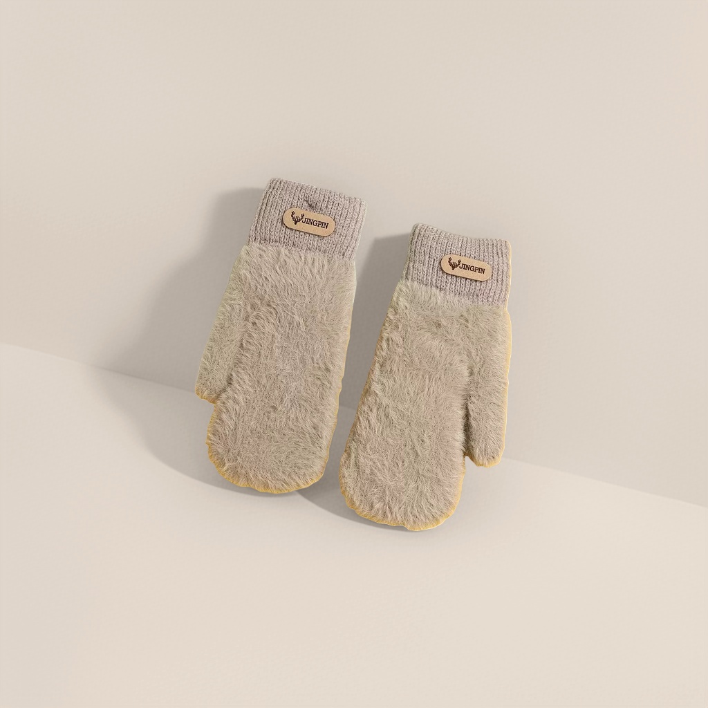Thickened plush gloves for warm children's autumn and winter knitted gloves Application Scenario