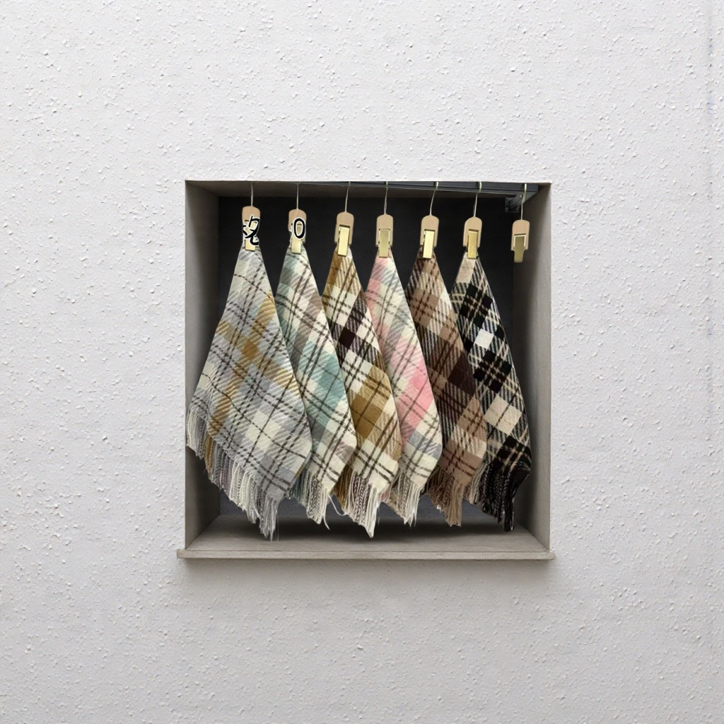 A pure cotton scarf with checkered patterns, suitable for both men and women as a warm accessory for autumn and winter