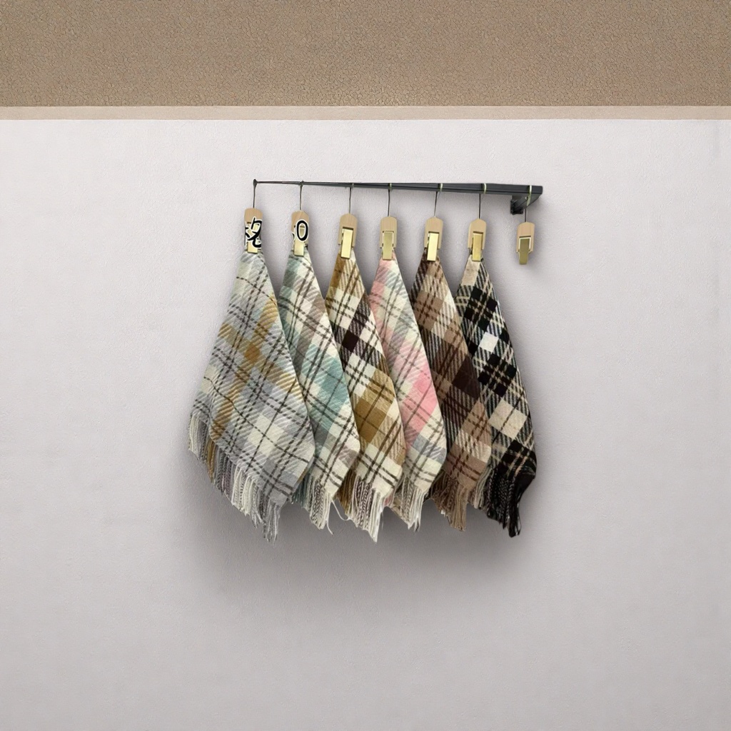 A pure cotton scarf with checkered patterns, suitable for both men and women as a warm accessory for autumn and winter details Picture