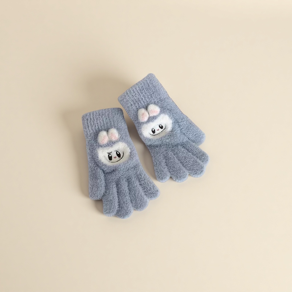 Thickened plush gloves for warm women's autumn and winter knitted gloves Application Scenario