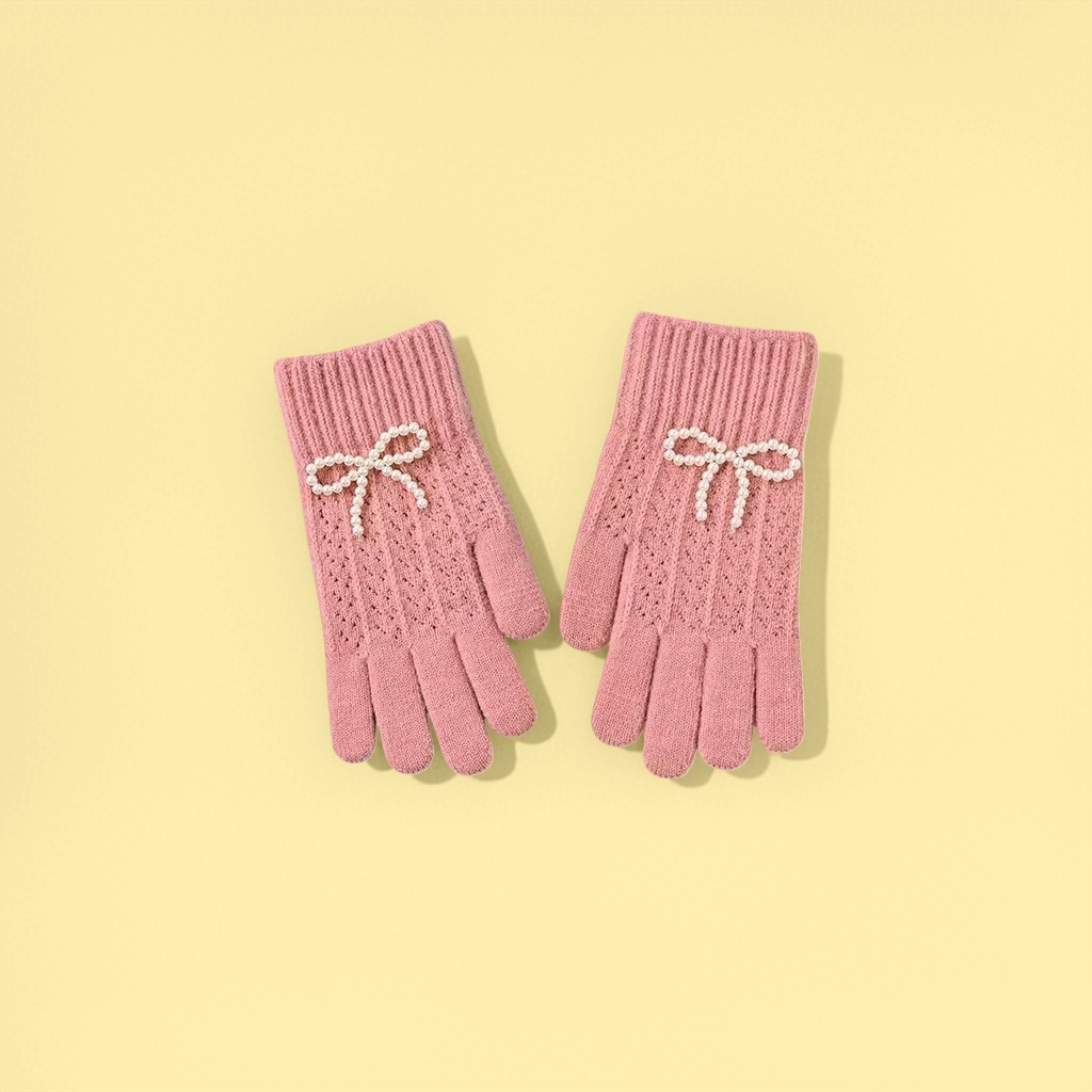 Pink knitted gloves for women, warm and anti-slip, fingertip touch screen autumn and winter style Application Scenario