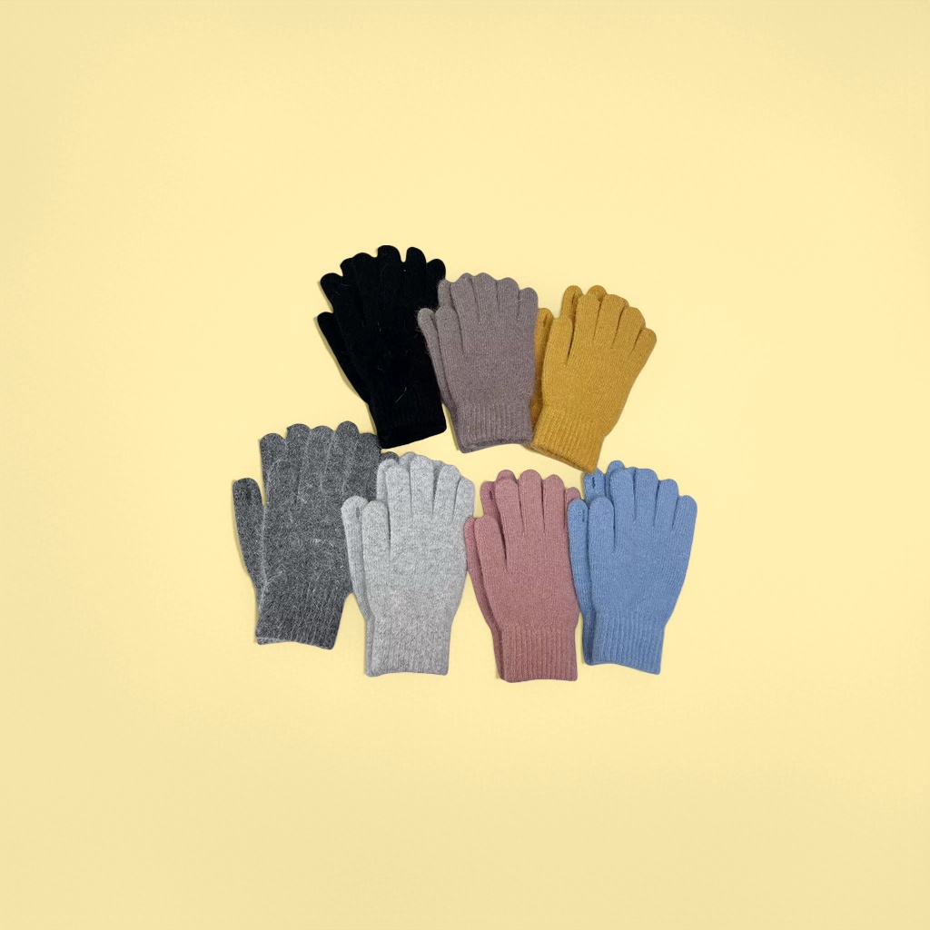 Knitted gloves are warm and anti-slip. They are thin and suitable for ladies' hands in autumn and winter. Universal size
