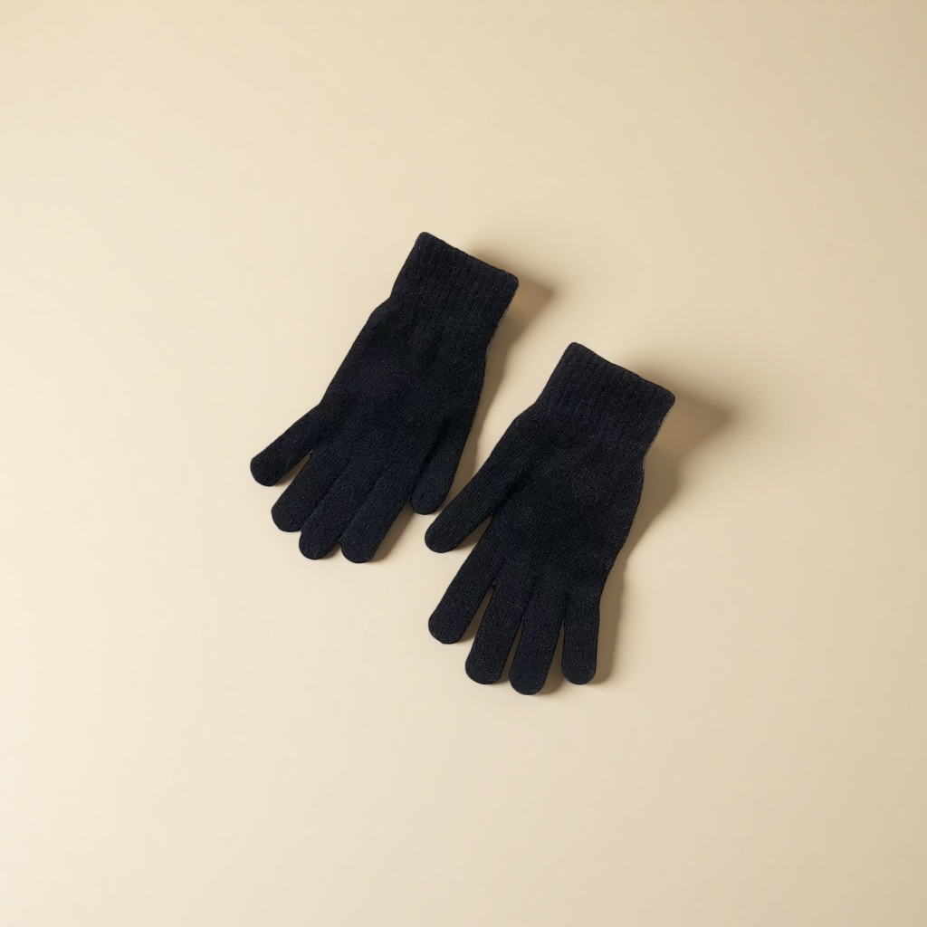 Black knitted gloves for women, warm and anti-slip, fingertip touch screen autumn and winter style Application Scenario