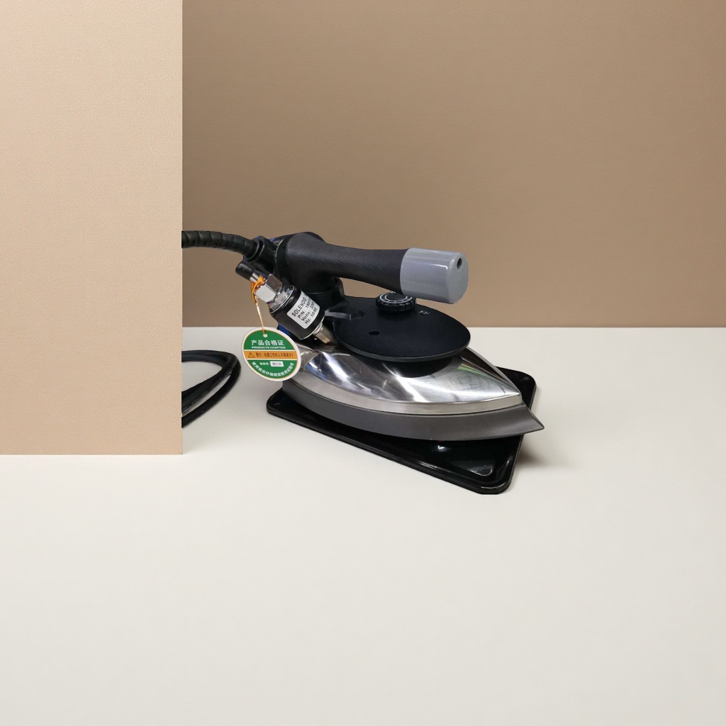 The stainless steel base plate of the electric iron is suitable for both dry and wet use at home. It heats up quickly and is lightweight