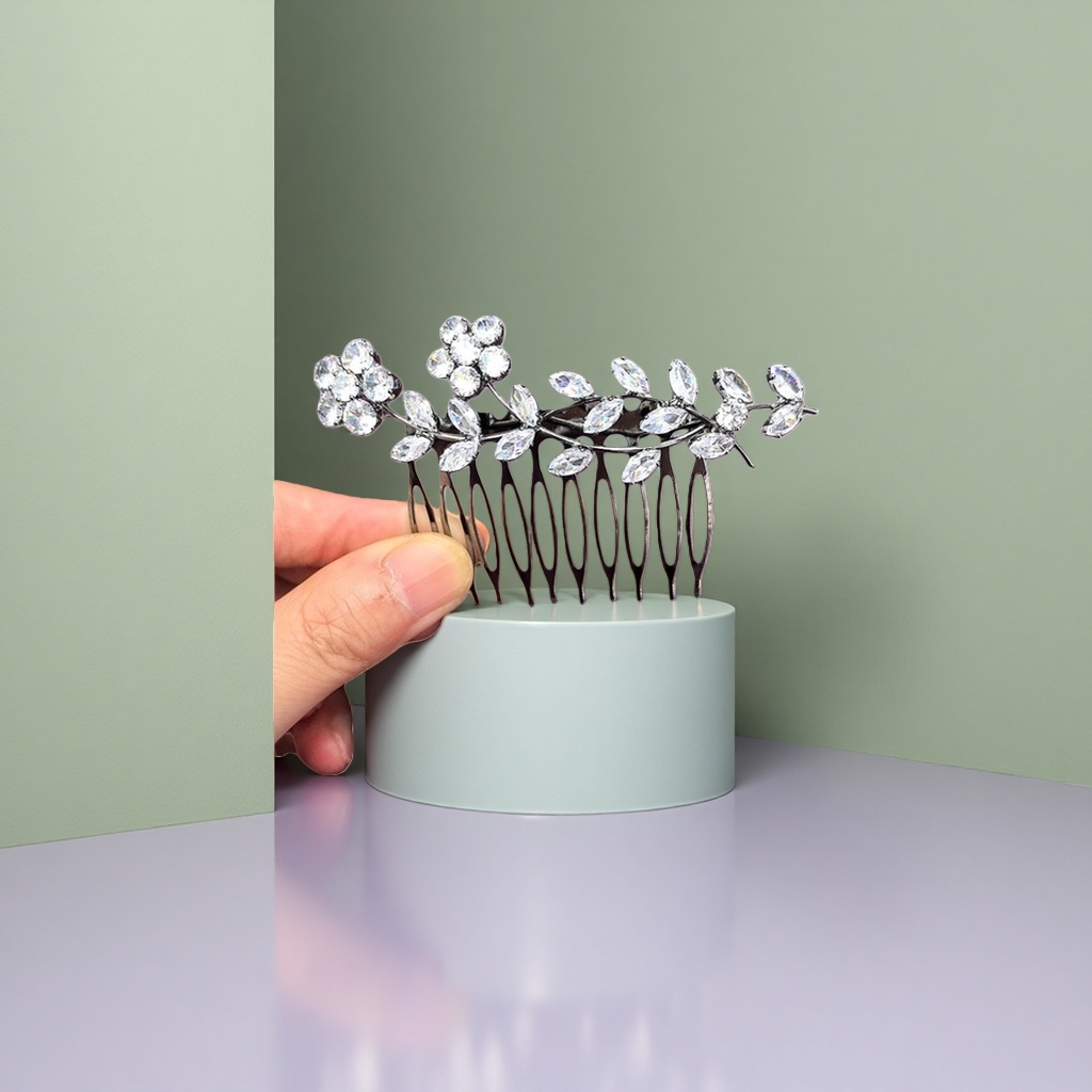 Diamond-encrusted flower hair comb, a fashionable and elegant lady's hair accessory with a metallic texture Application Scenario