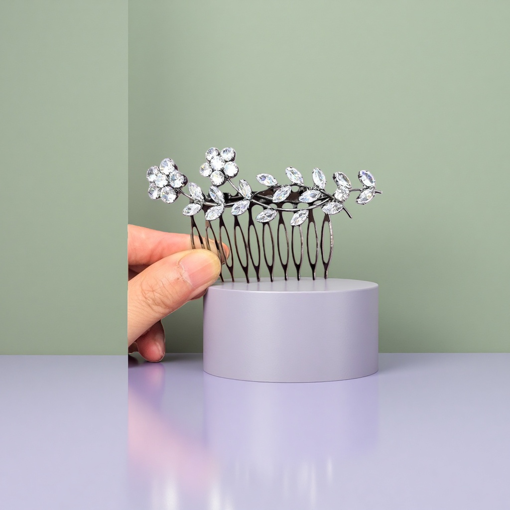 Diamond-encrusted flower hair comb, a fashionable and elegant lady's hair accessory with a metallic texture Specification image