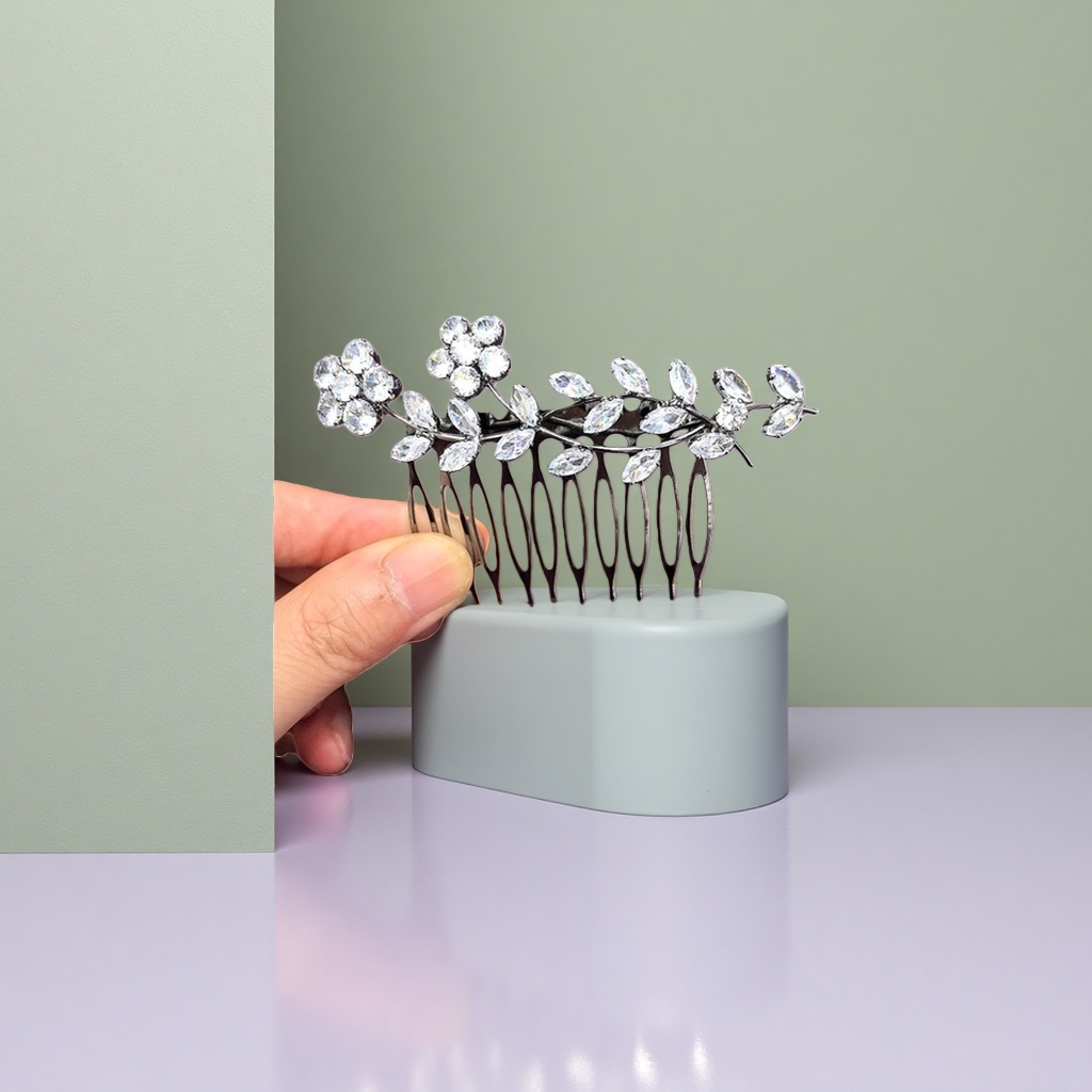 Diamond-encrusted flower hair comb, a fashionable and elegant lady's hair accessory with a metallic texture