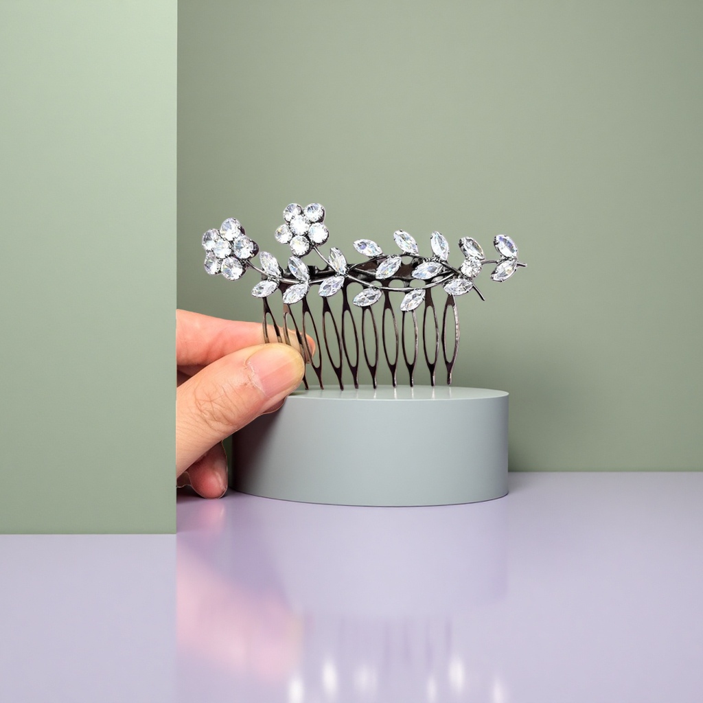 Diamond-encrusted flower hair comb, a fashionable and elegant lady's hair accessory with a metallic texture details Picture