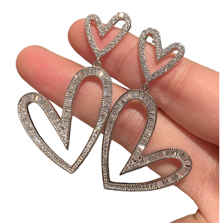 Heart-shaped diamond-encrusted earrings, fashionable and light luxury earrings, versatile earrings for women Item Picture