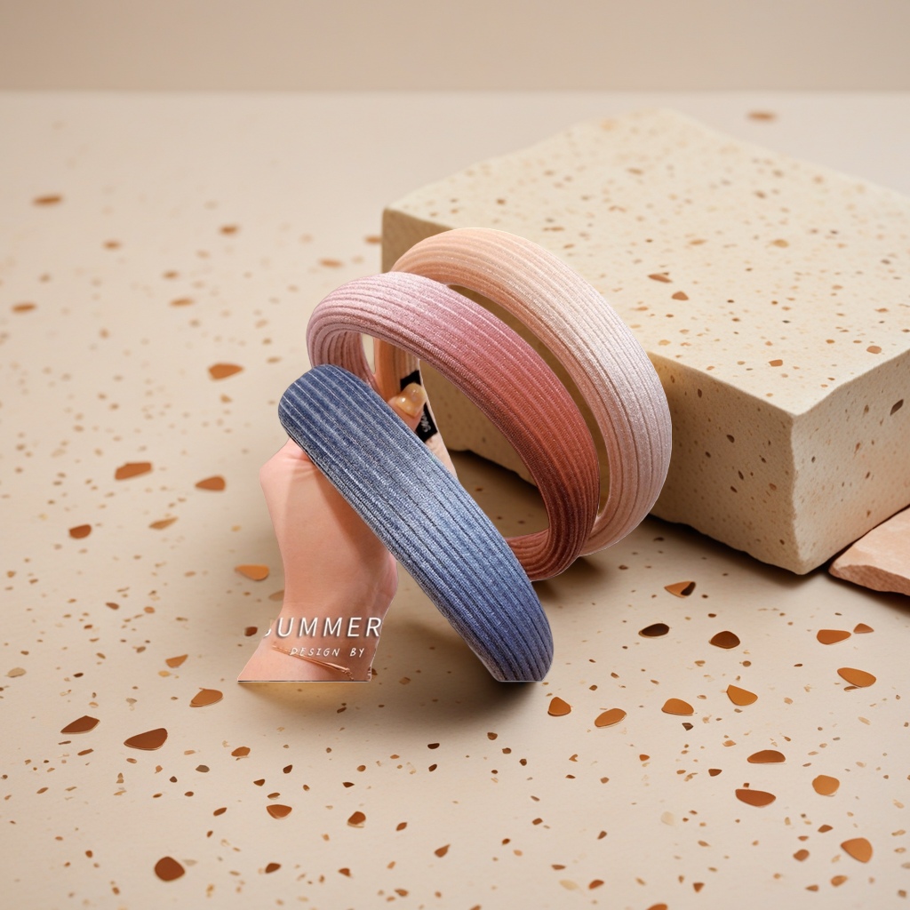 Fashionable and simple hair bands and hair accessories are sweet and versatile. They are suitable for women's daily wear